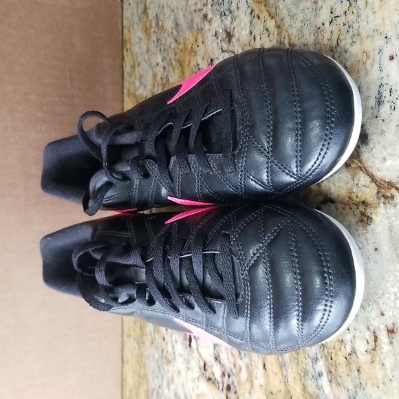 Nike Cleats Size 5 Youth - Picture 2 of 4